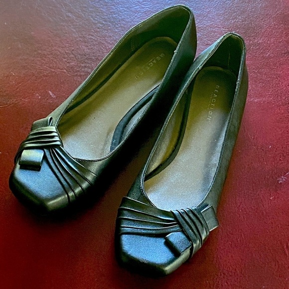 Modern Bow Flats Detail Kenneth Cole NEW! Never Worn Size 8 - Picture 1 of 6